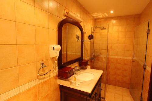 艾尔玛赫RAK酒店的一间浴室