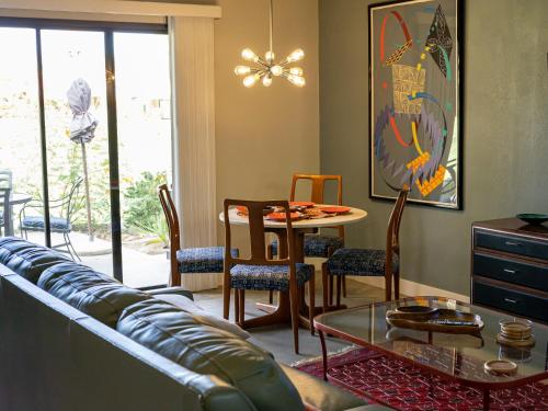 棕榈荒漠Desert Dream的客厅配有沙发和桌子