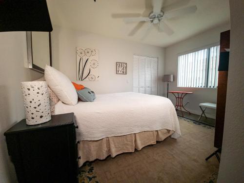 棕榈荒漠Desert Dream的卧室配有白色的床和吊扇