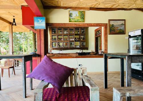 MakindyeThe Forest Resort - Lweza的一间酒吧,在房间内配有紫色沙发