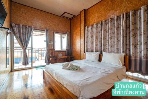 清刊Baan Kokaew Chiang Khan的一间卧室设有一张床和一个大窗户