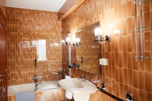 帕德隆Luxury Singular Villa Rosa的一间带水槽、淋浴和卫生间的浴室