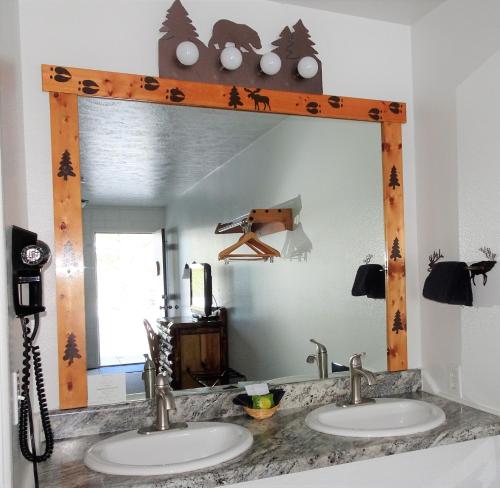 Priest RiverEagle's Nest Motel的浴室内两个盥洗盆上方的镜子