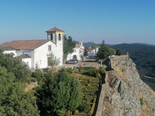 马尔旺A Casa Pequenina - Escusa, Marvão的山边的教堂