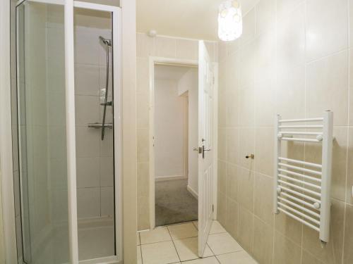布劳顿弗内斯Newfield Apartment 2的带淋浴和玻璃淋浴间的浴室
