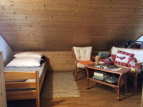 伦达瓦Cosy country home, Lendava的客房设有床、沙发和桌子。