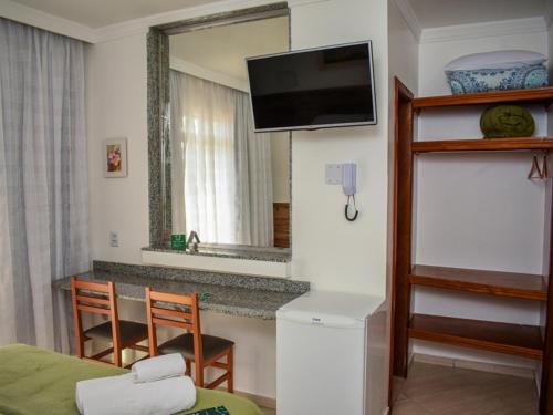 圣玛丽亚Hotel Appel的客厅设有带水槽和镜子的厨房