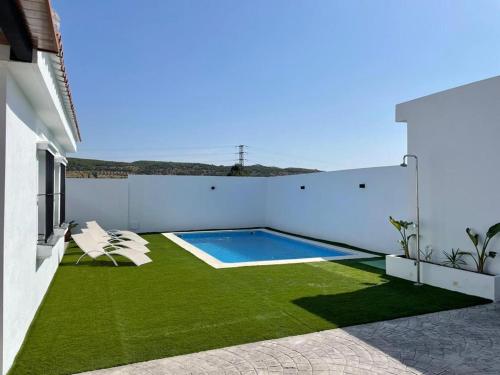 阿尔科斯-德拉弗龙特拉Alojamiento Rural Buenavista的后院设有游泳池和绿草