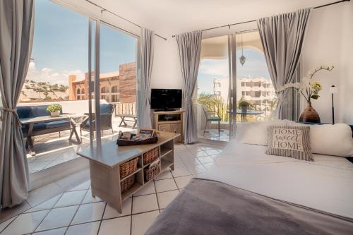 圣何塞德尔卡沃Beach Front Mykonos的一间卧室设有一张床,享有阳台的景色