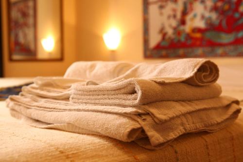 巴勒莫林肯艺术酒店的床上的一大堆毛巾