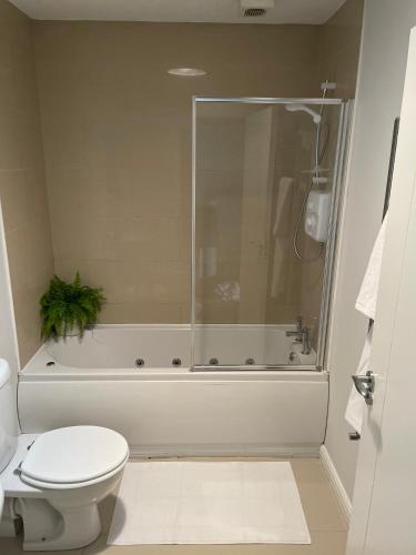 Private Double Room & Bathroom的一间浴室