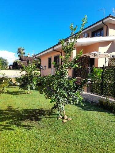 InfernettoVilla Vittorio的房子前面的院子内两棵树