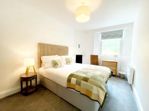 托基Tramontane Apartment at Hesketh Crescent的白色的卧室设有床和窗户