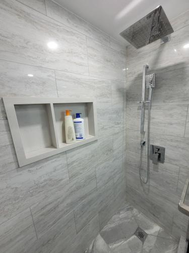 多伦多Guest House Basement - Master Bedrooms in Bayview Village的浴室设有白色瓷砖淋浴。