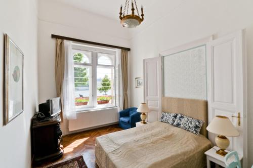 布达佩斯布达弗莱特公寓的一间卧室设有一张床和一个窗口