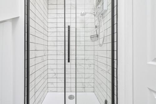 托基Tramontane Apartment at Hesketh Crescent的浴室里设有玻璃门淋浴