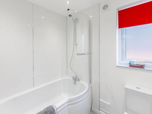 HemswellHill Crest Lodge 2的白色的浴室设有浴缸和窗户。