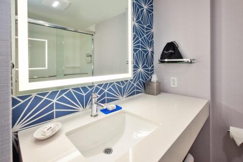 弗吉尼亚海滩弗吉尼亚海滩智选假日酒店的浴室设有白色水槽和镜子