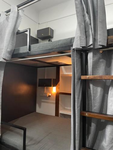 瓦拉纳西Wanderlust Hostel & Home Stay的小房间设有一张双层床和窗户