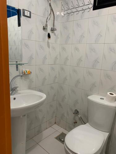 QināRoyal Hotel的白色的浴室设有卫生间和水槽。