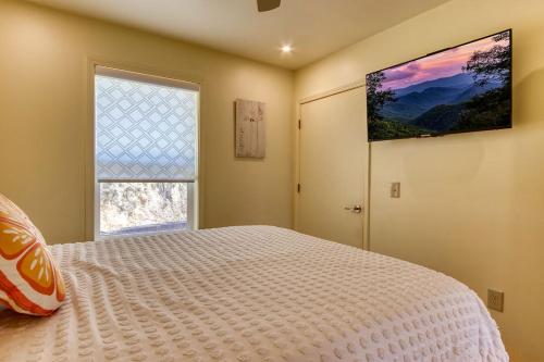加特林堡Key Lime Pie的一间卧室设有一张大床和一个窗户。