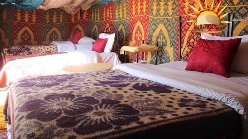扎古拉卡里姆·哈拉酒店的一间卧室设有两张床和一张图案墙壁