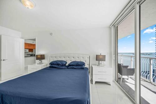 迈阿密Luxurious 1 Bed Apartment in Brickell • Ocean View的一间卧室设有蓝色的床和一个阳台