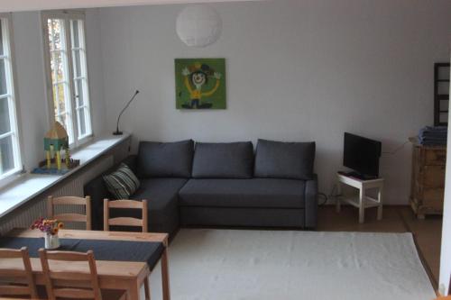 弗莱堡赫德恩佛莱堡公寓的客厅配有沙发和桌子