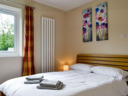伊费林赫利Marina Apartment的一间卧室配有带毛巾的床