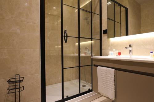萨卡里亚Hotel54 Luxury Suite的带淋浴和盥洗盆的浴室