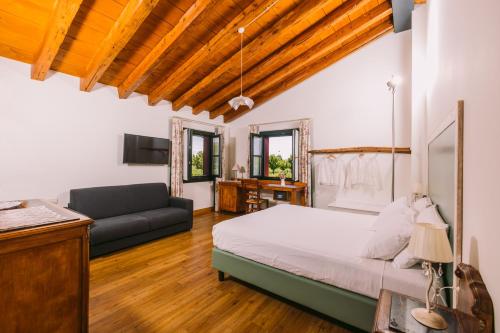 拉蒂萨纳阿巴菲奥尼塔农庄酒店的一间大卧室,配有一张床和一张沙发