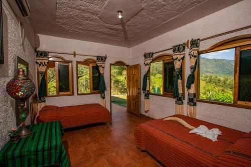 兰金El Mirador de Tansu的一间卧室设有两张床和美景窗户。