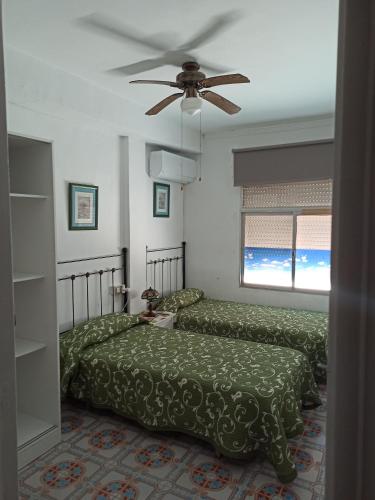 卡塔赫纳Paraíso Natural. Julieta的一间卧室配有两张床和吊扇