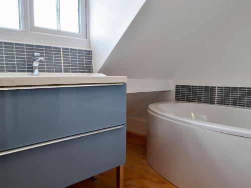 Newnham4 Greenhaye Cottages - Uk31236的浴室配有盥洗盆和浴缸。