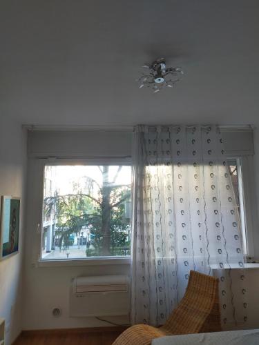博洛尼亚Monolocale Fiera的一间卧室设有窗帘的窗户