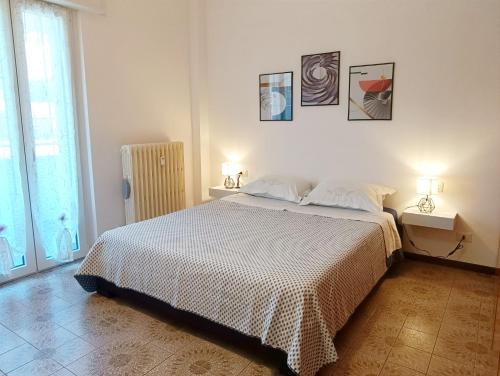 阿巴迪亚拉里亚纳Maison de Carmen的一间卧室配有一张大床和两盏灯