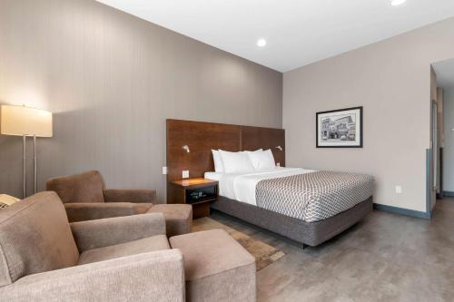 萨斯卡通东城贝斯特韦斯特优质酒店的酒店客房,配有床和沙发