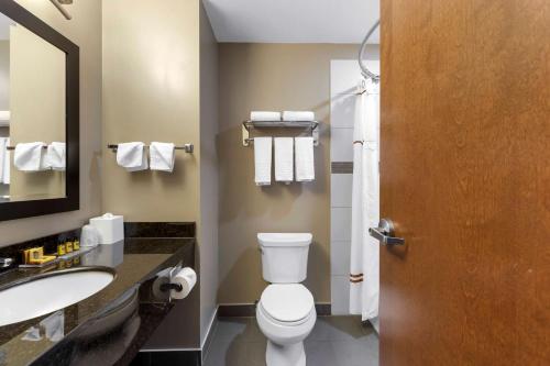 萨斯喀彻温堡萨斯喀彻温堡贝斯特韦斯特PLUS酒店的一间带卫生间和水槽的浴室