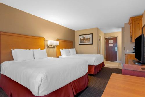 克拉马斯福尔斯Best Western Plus Olympic Inn的酒店客房设有两张床和一台平面电视。