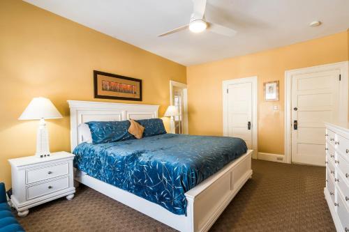 格雷文赫斯特海湾旅馆的一间卧室配有一张带蓝色棉被的床