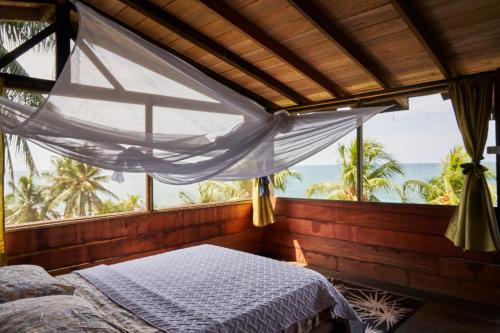 努基Casa Balae的一间卧室设有一张床,享有海景