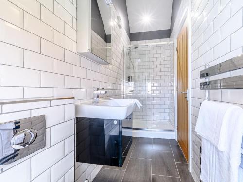 马基特博斯沃思Low Barn的白色的浴室设有水槽和镜子
