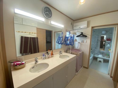 大津琵琶湖畔澄の宿的一间带两个盥洗盆和大镜子的浴室