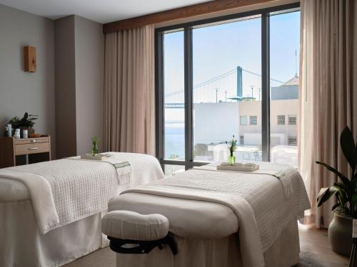 旧金山1 Hotel San Francisco的一间医院间,设有两张床和大窗户