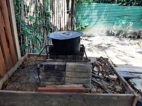莱蒂西亚Casa do Xingú的坐在院子里的火炉上的锅