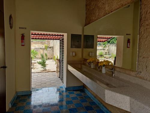 坎佩切MELISA HOSTAL的一间带两个水槽和一扇开放式门的浴室