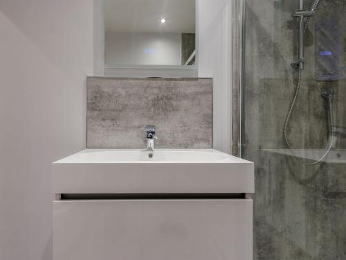 佩尼库克Fairview的浴室配有白色水槽和淋浴。