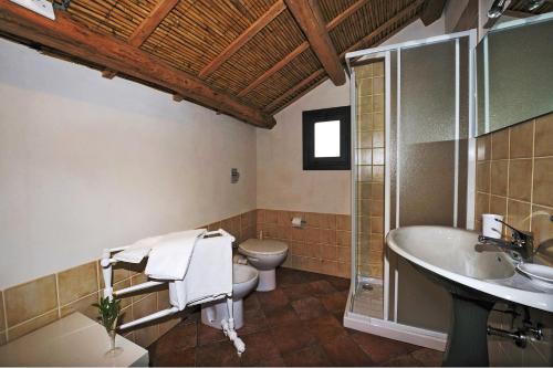 罗戈·格兰德卡萨莱劳勒斯住宿加早餐旅馆的浴室配有卫生间、盥洗盆和浴缸。