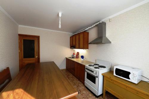 72 Arenda Apartment Stavropolskaya 1 bld 2的厨房或小厨房