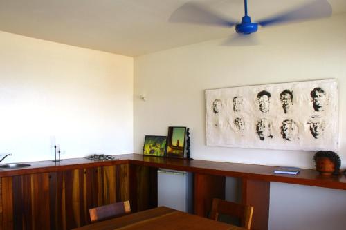 明德卢Paz Apartment的一间设有桌子和墙上绘画的用餐室